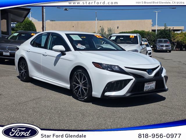Used 2022 Toyota Camry SE FWD image 1
