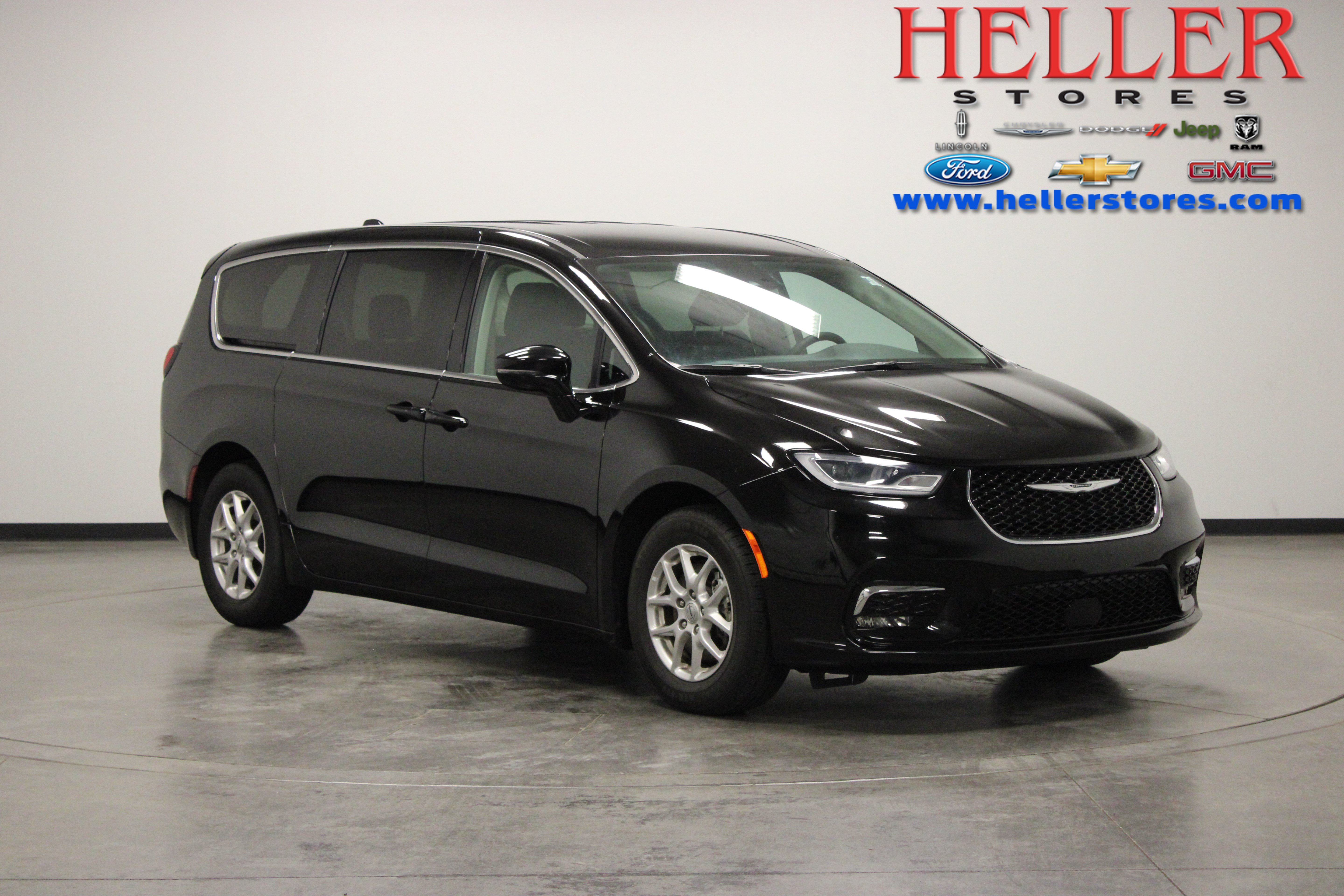Used 2024 Chrysler Pacifica Touring-L FWD image 1