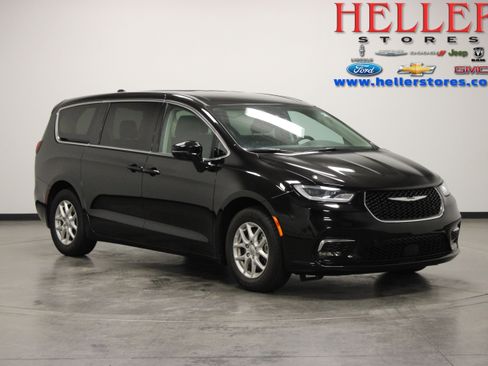Used 2024 Chrysler Pacifica Touring-L FWD image 1