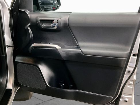 Used 2020 Toyota Tacoma TRD Sport w/ Technology Package AWD/4WD image 21