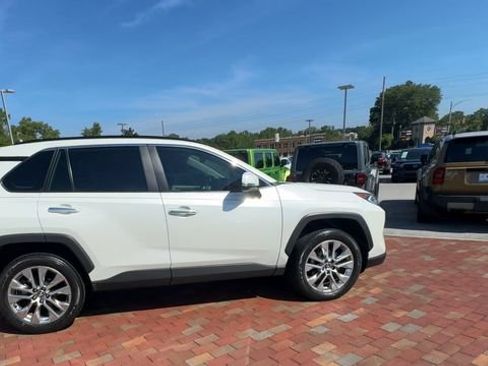 Used 2020 Toyota RAV4 Limited FWD image 3