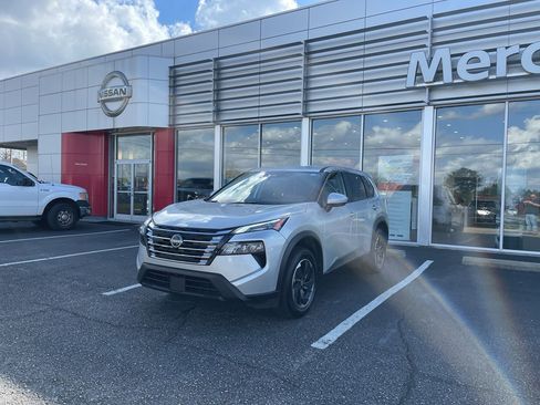 Used 2025 Nissan Rogue SV image 5