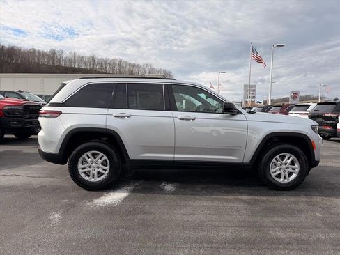 New 2025 Jeep Grand Cherokee Laredo image 3