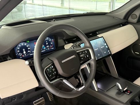 Used 2025 Land Rover Discovery Sport Dynamic SE image 4