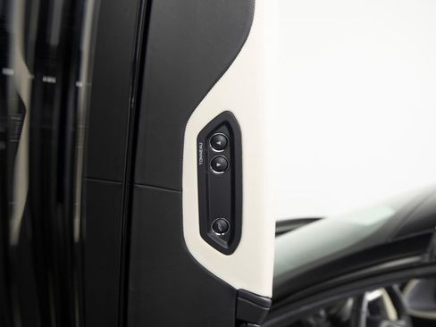 Used 2024 McLaren 750S Spider RWD image 12