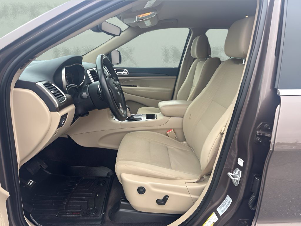 Used 2017 Jeep Grand Cherokee Laredo w/ Quick Order Package 23E AWD/4WD image 9
