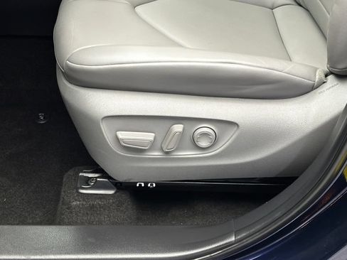 Used 2023 Toyota Highlander XLE AWD/4WD image 13