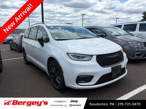 Used 2025 Chrysler Pacifica Limited FWD image 1
