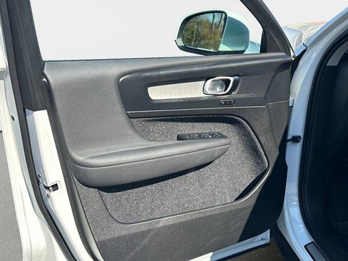 Certified 2025 Volvo XC40 B5 Core image 16