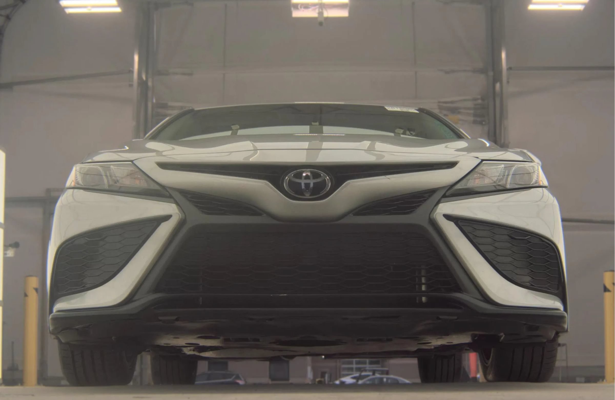 Used 2021 Toyota Camry SE w/ Cold Weather Package AWD/4WD image 3