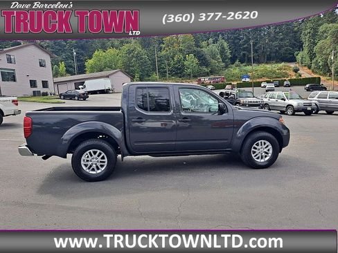 Used 2015 Nissan Frontier SV image 2