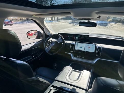 Used 2025 Ford Expedition Platinum image 23