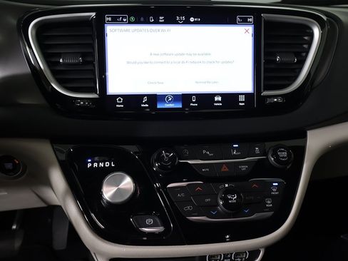 Used 2024 Chrysler Pacifica Touring-L image 44