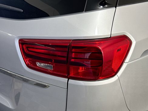 Used 2021 Kia Sedona LX image 31