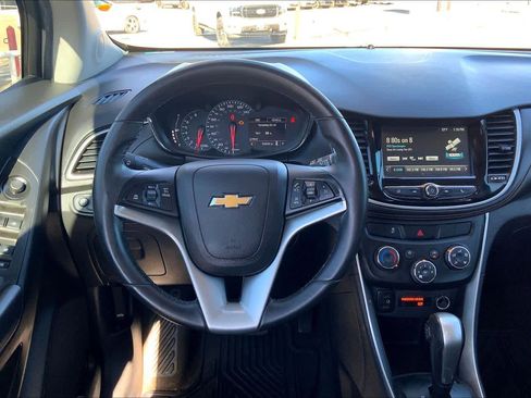 Used 2017 Chevrolet Trax LT w/ LT Convenience Package image 6