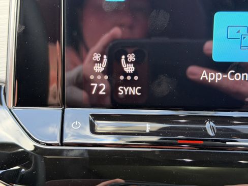 New 2026 Volkswagen Atlas Cross Sport SE image 21