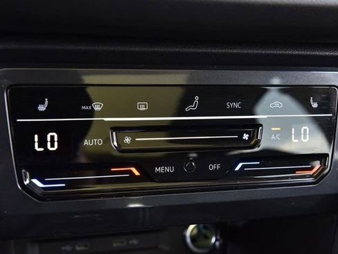 Used 2023 Volkswagen Tiguan SE w/ Panoramic Sunroof Package AWD/4WD image 14