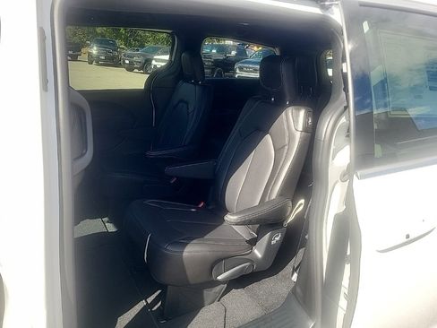 New 2026 Chrysler Pacifica Select image 11