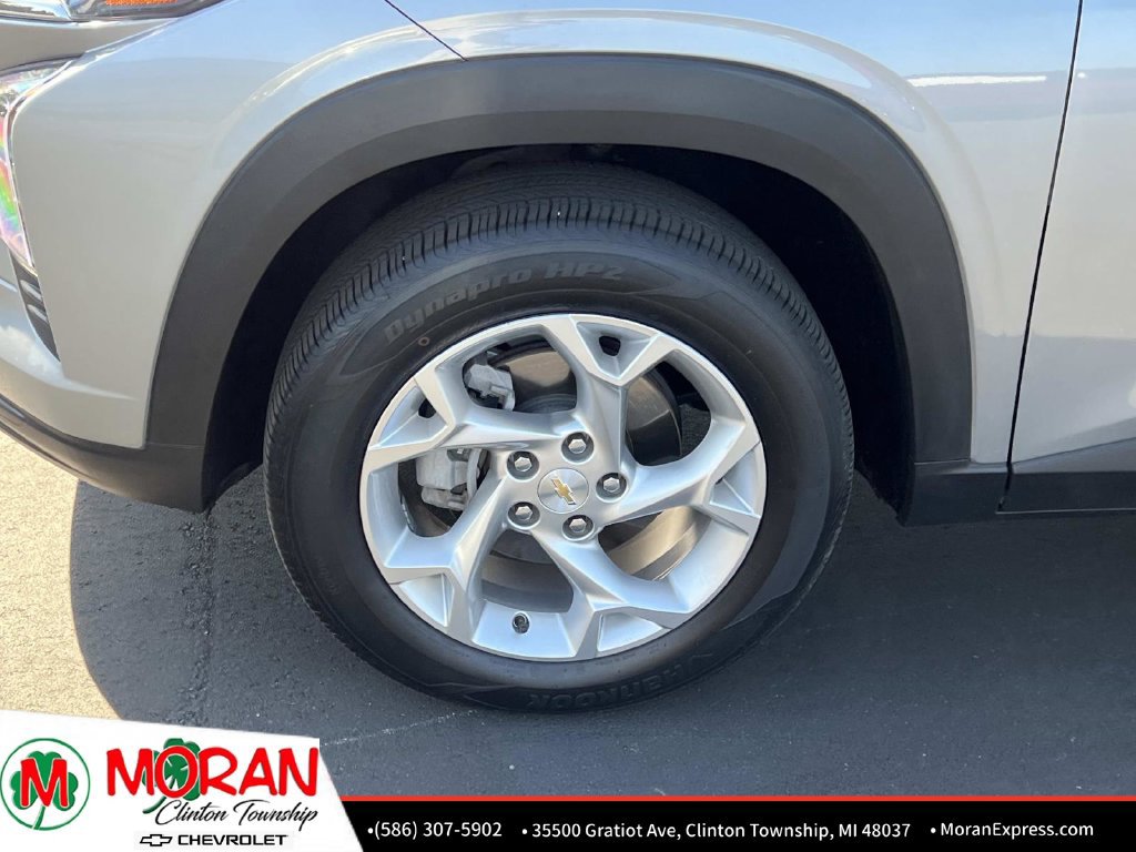 Used 2025 Chevrolet Trax LS w/ LS Convenience Package FWD image 11
