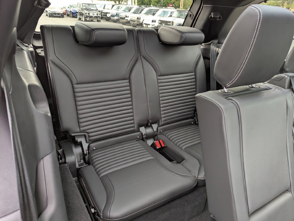 Used 2025 Land Rover Discovery Dynamic SE AWD/4WD image 44