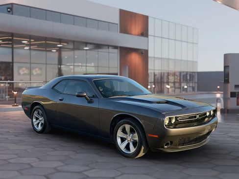 Used 2019 Dodge Challenger SXT image 2