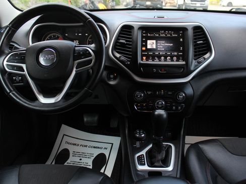 Used 2018 Jeep Cherokee Trailhawk image 19