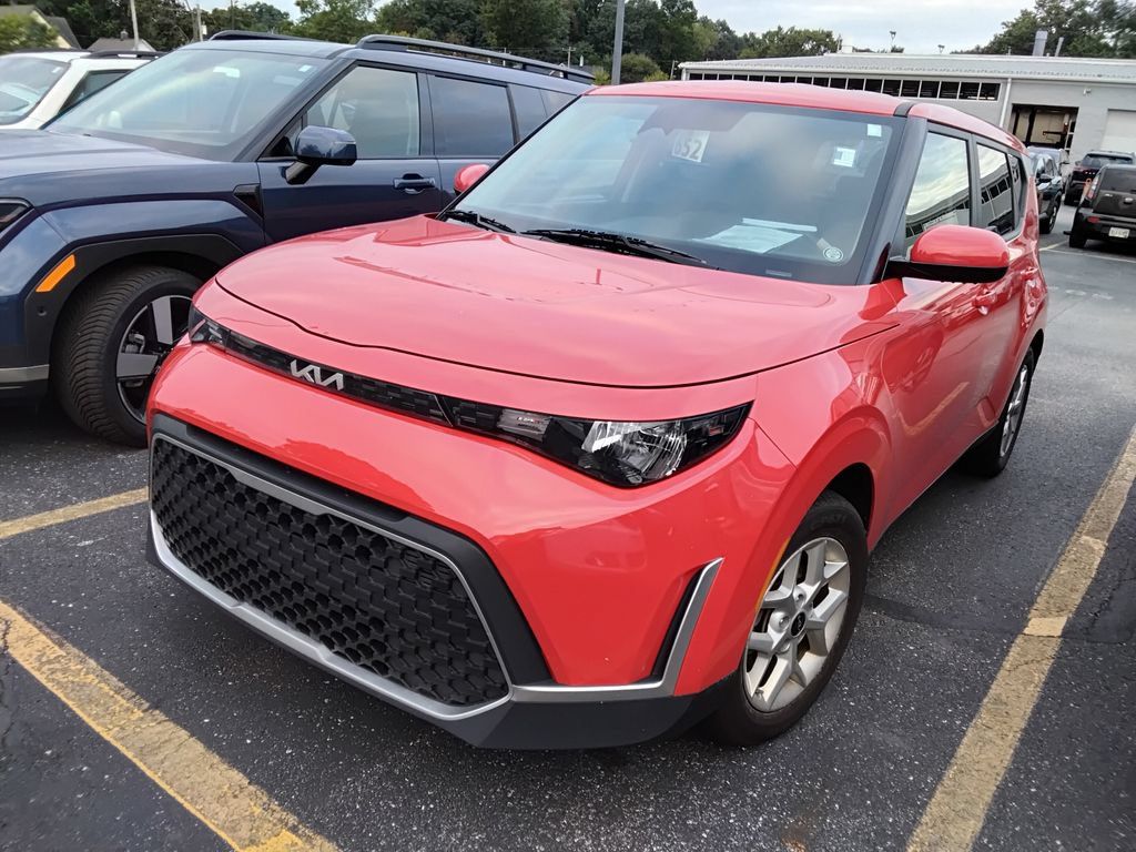 Used 2023 Kia Soul LX w/ LX Technology Package FWD image 2