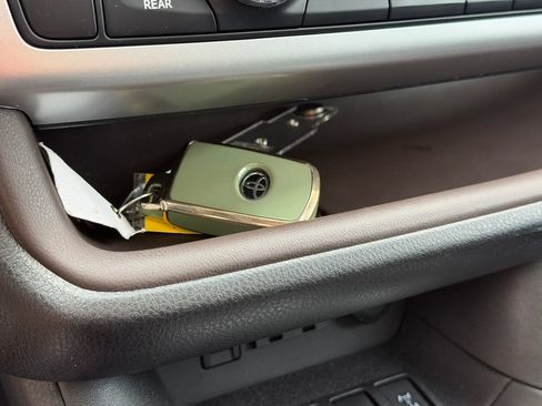 Used 2019 Toyota Highlander XLE AWD/4WD image 19