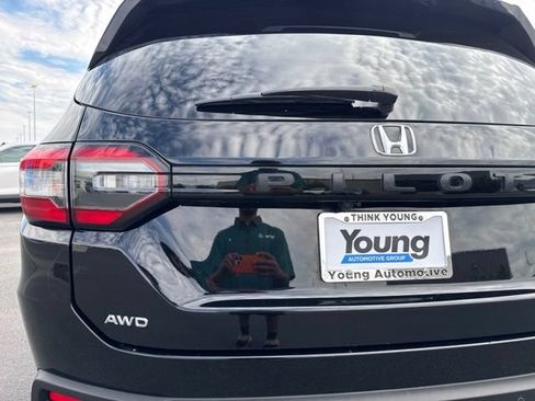 Used 2024 Honda Pilot Touring image 7