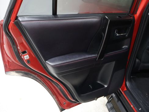 Used 2018 Toyota 4Runner TRD Off-Road image 18