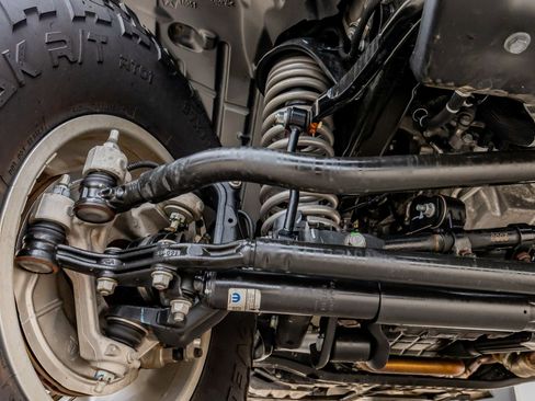 Used 2024 Jeep Gladiator Rubicon AWD/4WD image 13