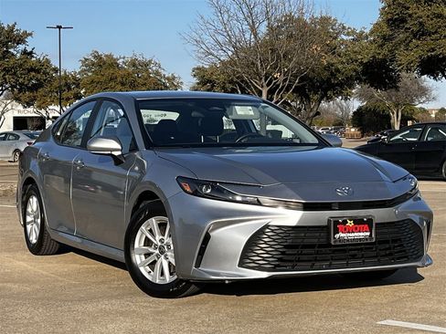 Used 2025 Toyota Camry LE image 2