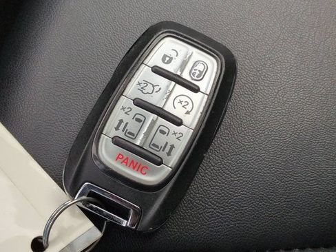 Used 2025 Chrysler Pacifica Select FWD image 28