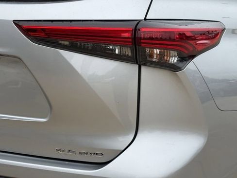 Used 2021 Toyota Highlander XLE AWD/4WD image 6