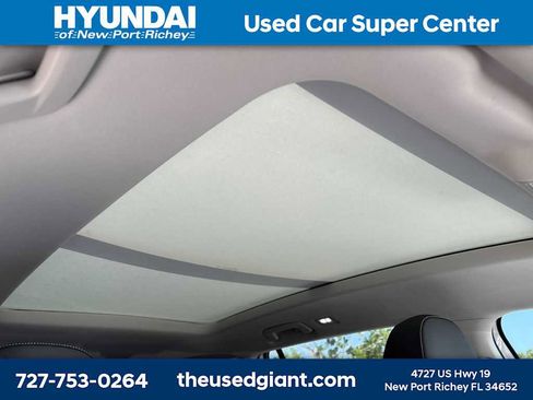 Used 2025 Volkswagen Tiguan SE w/ Panoramic Sunroof Package image 10
