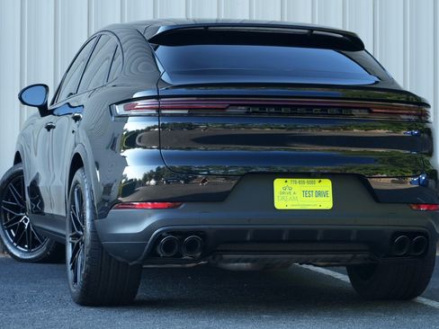 Used 2025 Porsche Cayenne Coupe AWD/4WD image 6