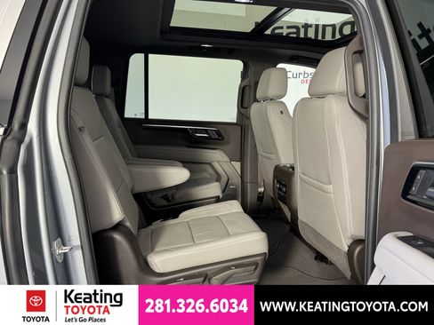 Used 2025 Chevrolet Suburban LT w/ Comfort Package RWD image 18