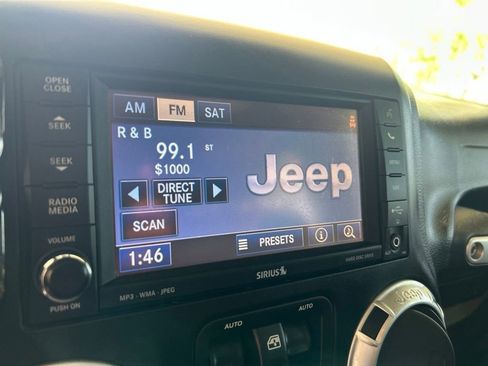 Used 2012 Jeep Wrangler Unlimited Rubicon w/ Connectivity Group AWD/4WD image 7