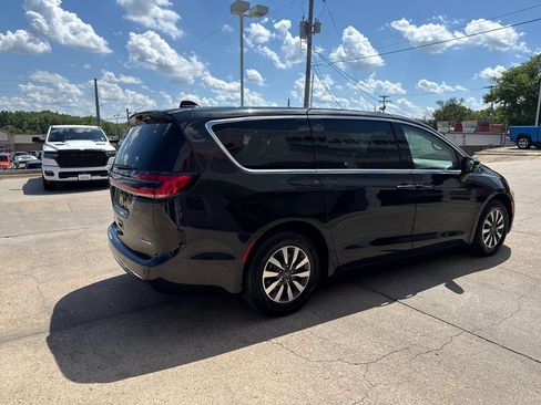 Used 2024 Chrysler Pacifica Limited FWD image 5