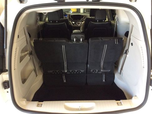 Used 2024 Chrysler Pacifica Limited w/ Trailer Tow Group image 5