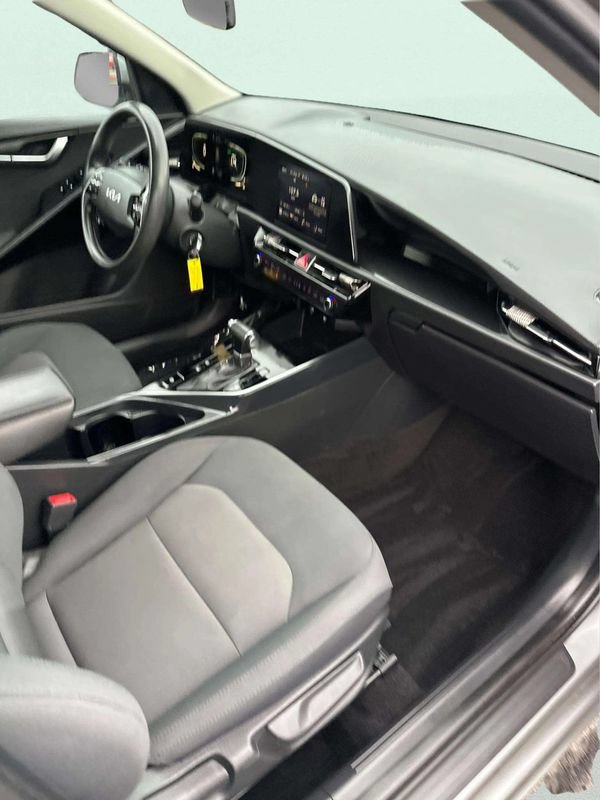 Used 2023 Kia Niro LX FWD image 9