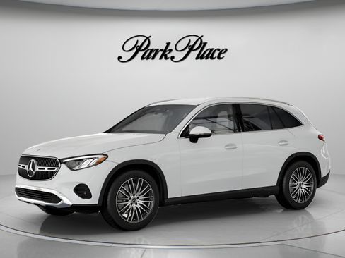 Used 2026 Mercedes-Benz GLC 300 image 2