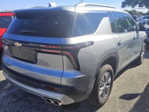 Used 2025 Chevrolet Traverse LT image 4