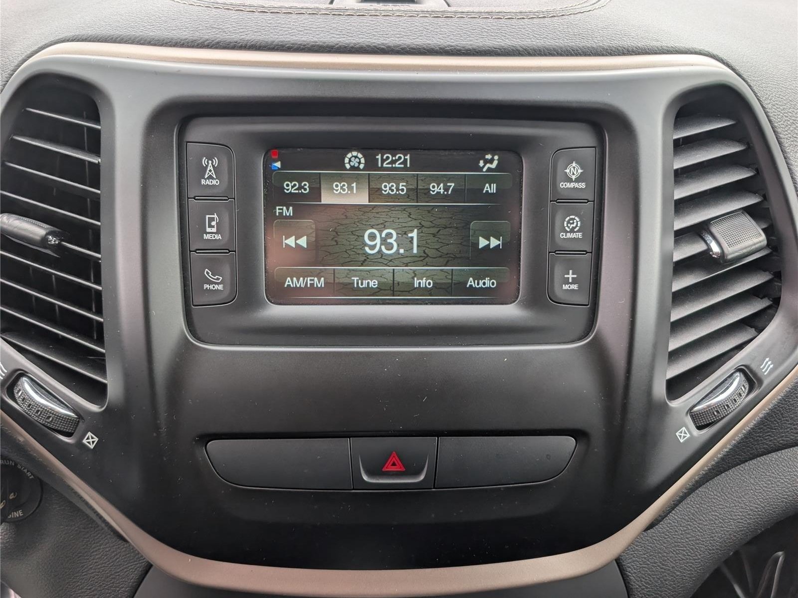 Used 2015 Jeep Cherokee Latitude FWD image 24