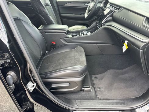 Used 2025 Jeep Grand Cherokee Altitude image 13