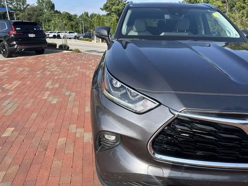 Used 2023 Toyota Highlander Limited FWD image 20