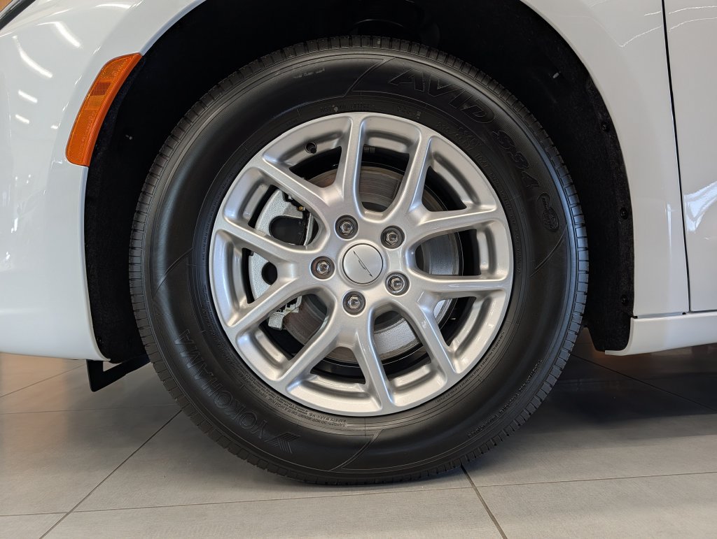 New 2027 Chrysler Pacifica Select FWD image 4