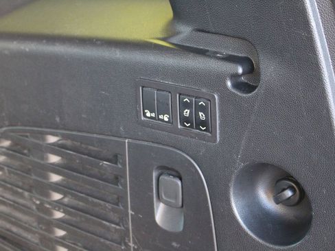 Used 2018 GMC Yukon XL SLT image 24