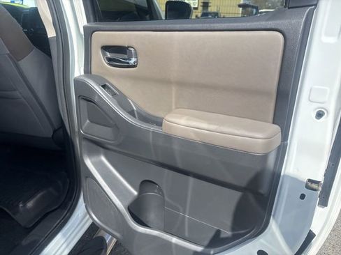 Used 2022 Nissan Frontier SV image 11