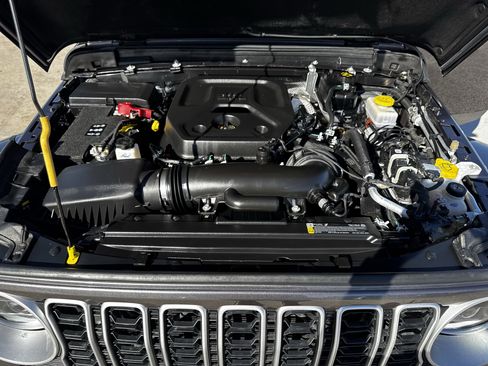 Used 2025 Jeep Wrangler Sahara image 33